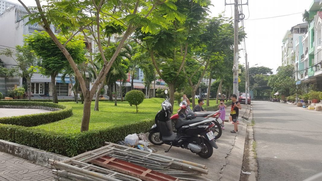 Bán nhà góc 2 mt Bình Phú 2 quận 6; Dt 4x10m, 2 lầu, đối diện công viên