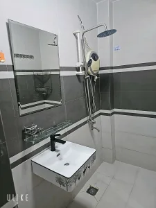 Bán nhà đường Chiến Lược, p Bình Trị Đông; 5x11m 3 tầng, xe hơi